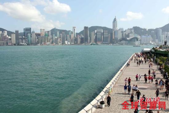 资料图：香港尖沙咀海滨公园是香港十大风景区之一。20年来，香港成功实践“一国两制”，向全世界展示璀璨的东方明珠魅力。 中新社记者 洪少葵 摄