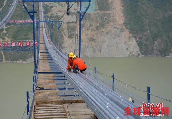 资料图 雅康高速“川藏第一桥”建设进展顺利 。刘忠俊 摄