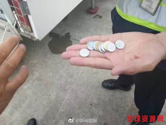 维修人员从发动机内找到9枚硬币。