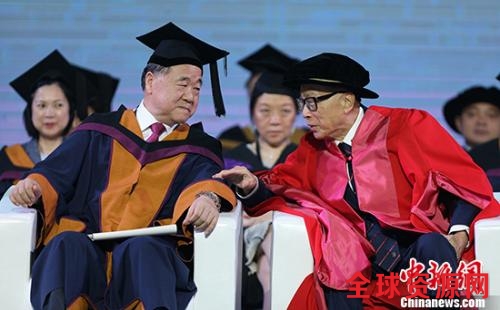 李嘉诚和莫言在汕头大学毕业典礼上。图片来源：视觉中国