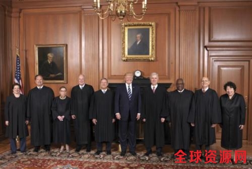 特朗普与美国最高法院法官。(图片来源:美联社) 特朗普与美国最高法院法官。(图片来源:美联社)