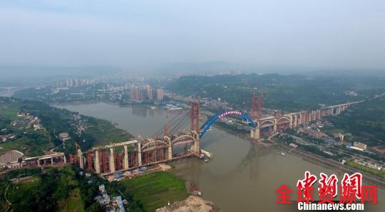 世界最大跨度钢箱拱桥顺利合龙将创四项纪录(图)