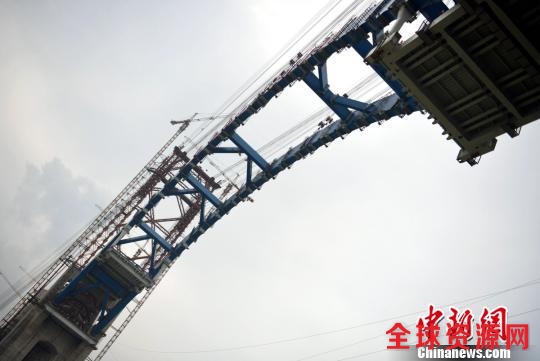 图为即将合龙的宜宾金沙江公铁两用大桥 刘忠俊 摄 图为即将合龙的宜宾金沙江公铁两用大桥 刘忠俊 摄