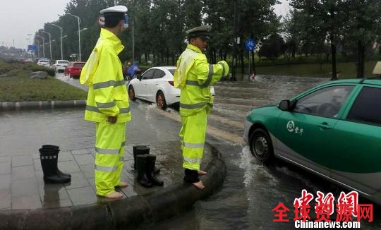 辅警积水中赤脚执勤双脚泡成“猪蹄”感动网友（图）