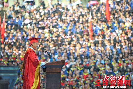 重庆大学校长毕业致辞潮语频出“引共鸣”