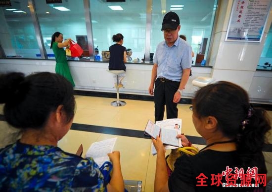 资料图：民众携带相关证件等待办理护照申请业务。刘新 摄