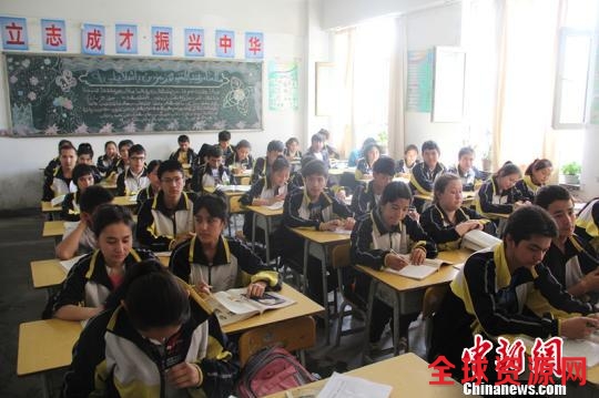 资料图：2014年5月27日，喀什市第一中学学生在上课，他们已全部享受国家免学费、免教材费、免住宿费的资助政策，当地高中升学率明显提高。朱景朝 摄