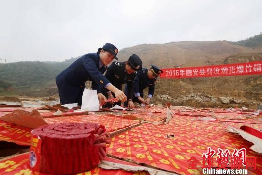 资料图:广西执法人员清理查获的非法烟花爆竹。 谭凯兴 摄 点击进入下一页
