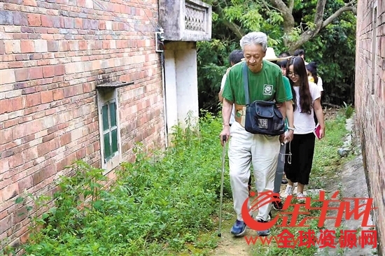 王颂汤下乡助学