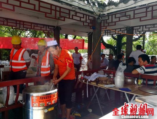 图为来自长沙市各个兰州拉面馆的志愿者为抗险人员做拉面。 卢文伟 摄