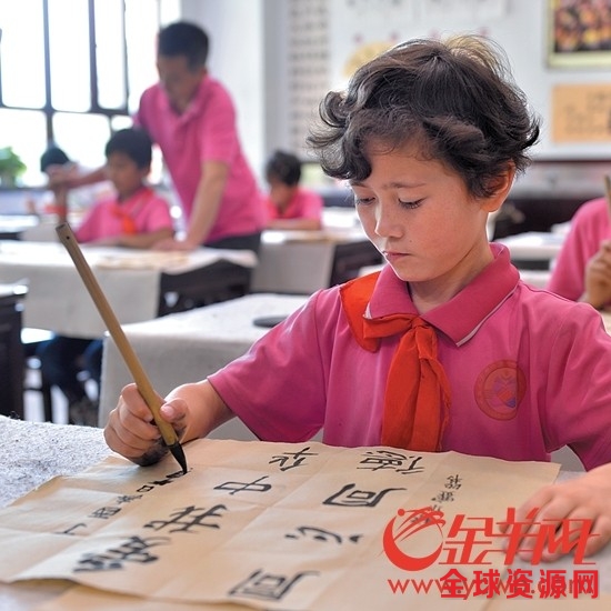 小学生们学写书法