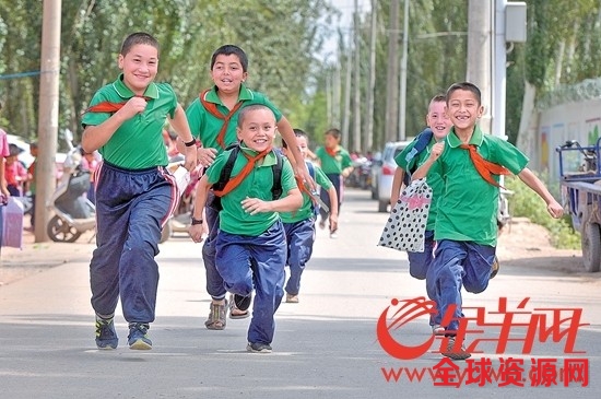 疏附县托克扎克镇中心小学的孩子们