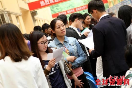 资料图：4月24日，西藏自治区2017年高校毕业生(西藏民族大学)专场招聘会在西藏民族大学举办。田进 摄