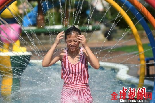 重庆发布“高温橙色预警”信号 市民水中纳凉战高温。陈超 摄