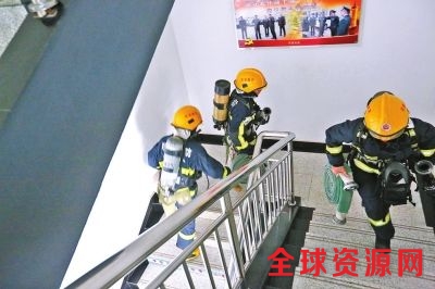 消防员高温天仍坚守一线 哪里有险情就奔向哪
