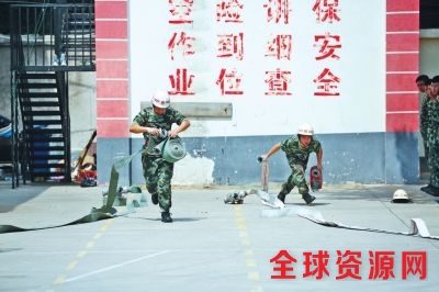 消防员高温天仍坚守一线 哪里有险情就奔向哪