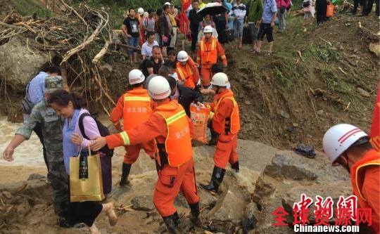 湖北五峰暴雨致40名游客被困消防紧急救援（图）