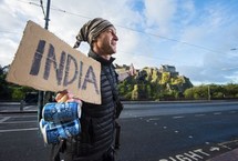 澳背包客以酒换乘换宿 八周游历多国 澳大利亚背包客曼尼·马歇尔（Manny Marshall）独自从苏格兰爱丁堡出发，一路上用120罐啤酒换乘换宿，成功抵达印度首都新德里。全程5000英里（约合8047千米），历时八周，途径法国、奥地利、德国、保加利亚、希腊等地。【详细】 国际热图