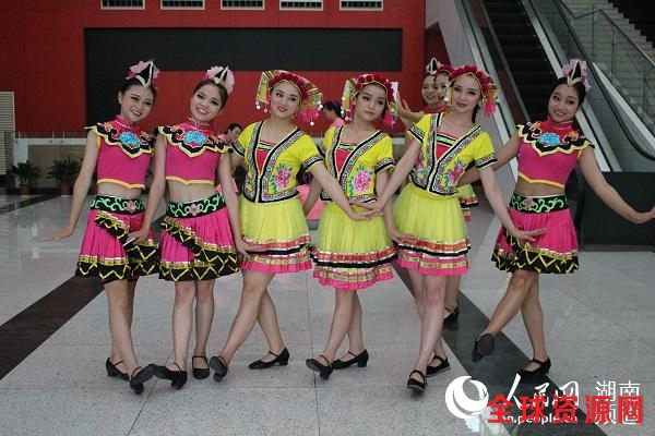 参加湖南原创广场舞大赛的队员们。