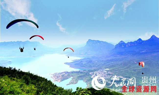 以牂牁江国际翔伞赛促旅游业发展