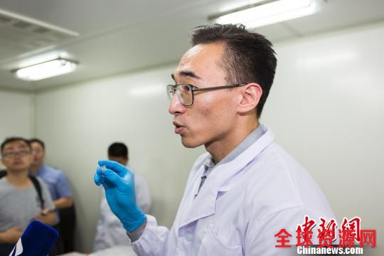 东南大学科研团队接受采访。 杭添摄