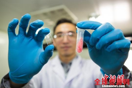 熊仁根教授在实验室向媒体展示了最新发现。 杭添摄