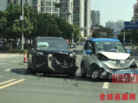 柳州一辆宝骏E100与奥迪Q7迎面猛撞 女司机受伤