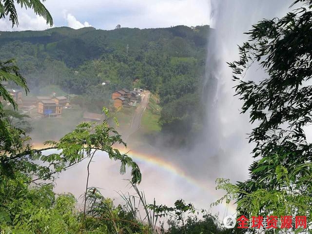 云南水冲云霄奇观：水冲出地面100多米