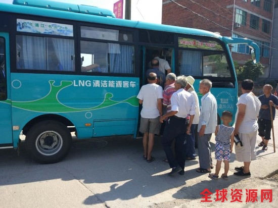 浦江村民坐上全新的“绿色公交”.JPG
