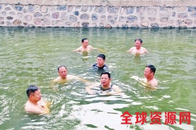一年前下令治污 永城市市长兑现诺言下河游泳