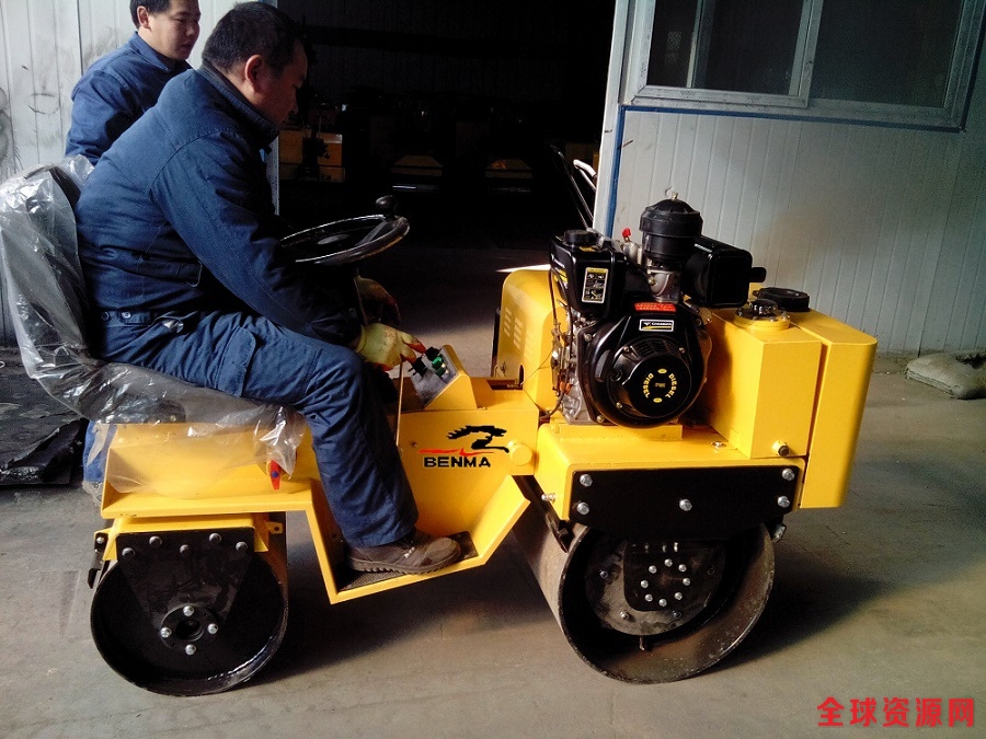850座驾式压路机阿2