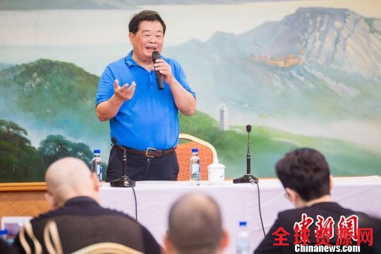 曹德旺：慈善的本质是你伸出援助的那双手
