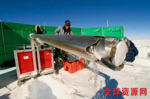 资料图片：科学家在南极采样冰芯。（图片来源：NASA）