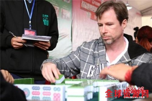 中国侨网资料图：首届世界四川麻将大奖赛决赛成都开打。图为外国参赛选手。(图片来源：中国新闻网 钟欣 摄)