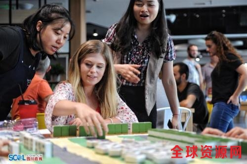 资料图：外国友人成都学麻将。(图片来源：四川在线/田为 摄)