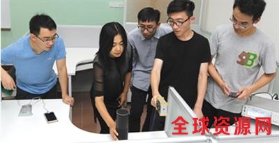 徐文渊教授和她的研究团队发现语音助手存在安全漏洞。图片来源：新京报