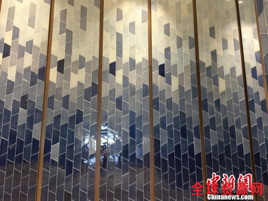 图为：国际会议中心大厅四周墙面不同深浅的蓝色瓷片。 方堃 摄