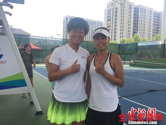 全国学生运动会女子网球双打冠军马晓宇与于姣。 童笑雨 摄
