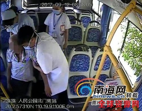  老人被抬下公交车。(视频截图)