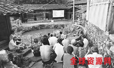 留守村的露天电影负责人：翻山越岭也会坚持下去