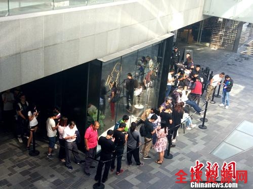 喜茶北京三里屯店门口排起长队。中新网记者 李金磊 摄