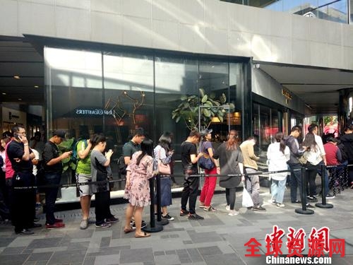 喜茶北京三里屯店门口排起长队，其中有不少“黄牛”代购。中新网记者 李金磊 摄