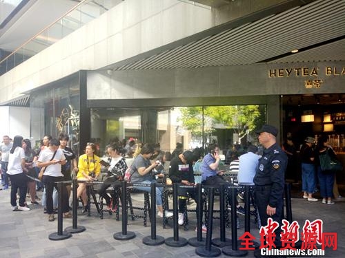 喜茶北京三里屯店门口排起长队。中新网记者 李金磊 摄