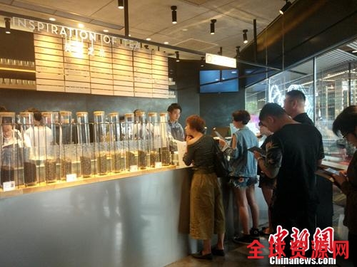 喜茶北京三里屯店内，顾客正在付费点单。中新网记者 李金磊 摄