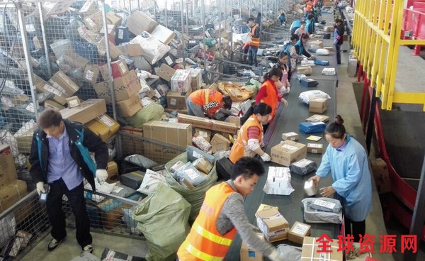 位于龙里的贵州快递物流园每天要分流成千上万的包裹。图/刘昌敏