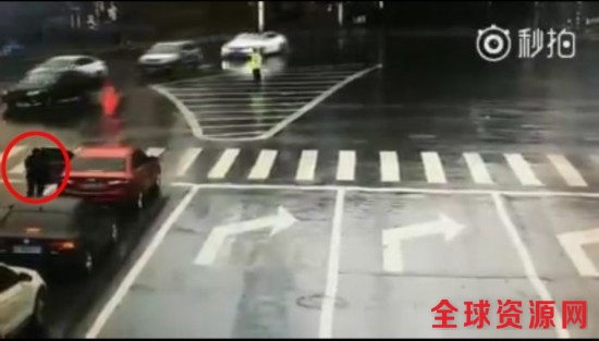 等红灯间隙，司机下车取伞。