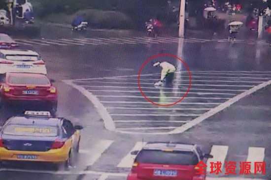 执勤协警拾起雨伞。