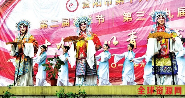 戏曲家们在校园艺术节上，表演《梨花颂》京剧曲目。