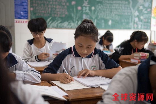 在云南省怒江傈僳族自治州泸水市民族中学，今年上初三的傈僳族女孩施瑞在课堂上做习题。施瑞是班里的学习委员，学习成绩名列前茅。如果没有14年免费教育政策，初三毕业后她可能会因贫辍学（10月13日摄）。