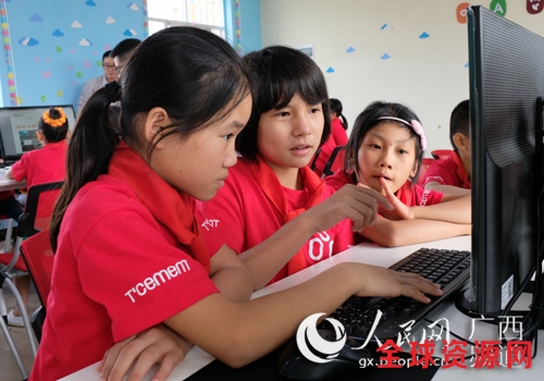 学生们正在学习电脑知识